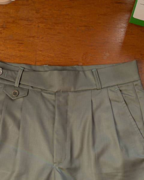 Calça Ghurka sob medida com fivela lateral