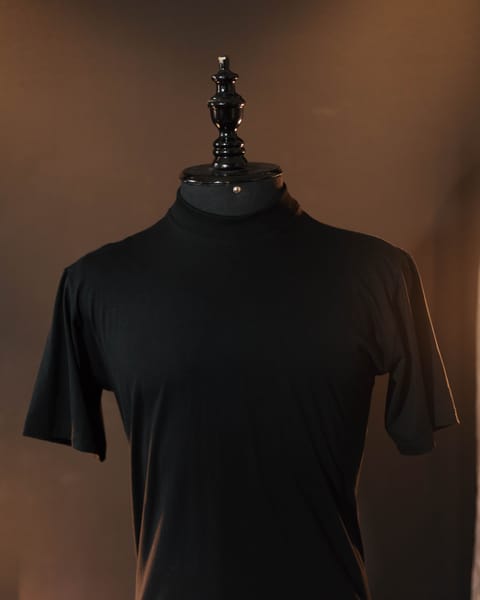 Camiseta preta de gola redonda sob medida em manequim