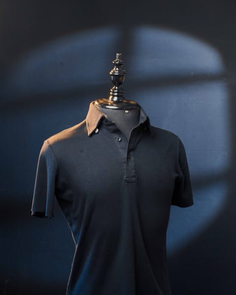 Camisa polo preta sob medida em manequim