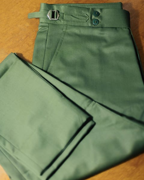 Calça sob medida de cós duplo com detalhe de fivela
