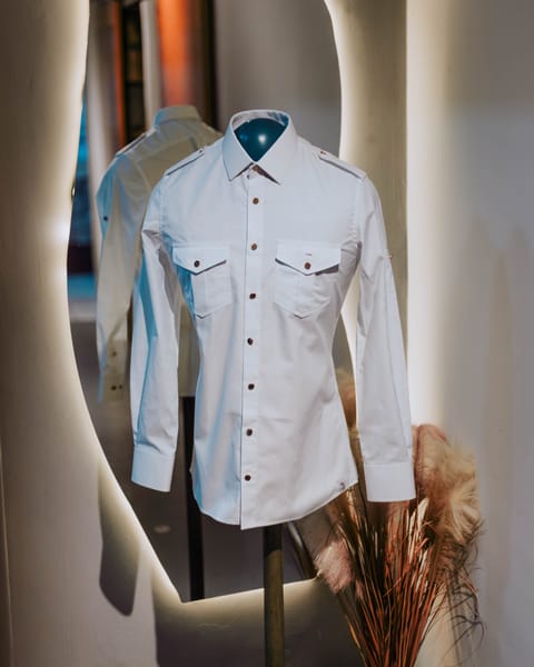 Camisa branca sob medida em manequim no ateliê